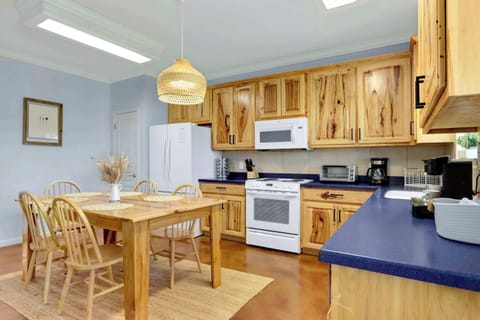 Unit B’s airy eat-in kitchen is well equipped for your visit to New Braunfels