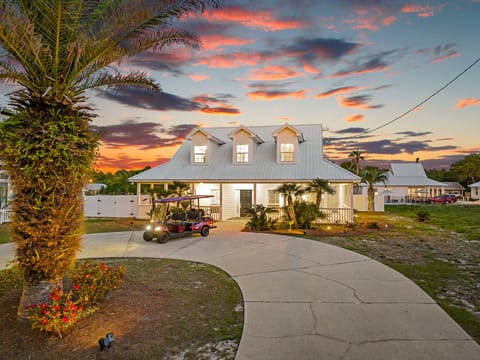 Welcome to your next stay at Palm Royale!
