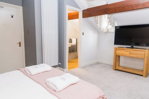 Deluxe Room | Iron/ironing board, free WiFi