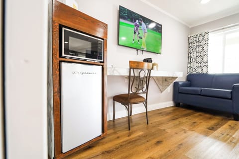 Comfort Single Room, 1 King Bed, Roll-in Shower | Desk, laptop workspace, blackout drapes, iron/ironing board