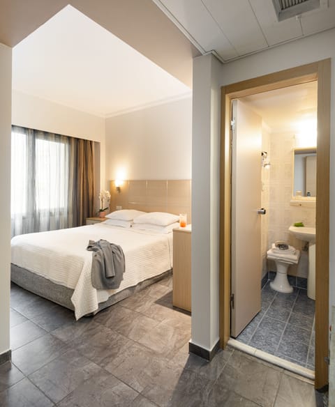 Single Room | Egyptian cotton sheets, premium bedding, down comforters, in-room safe