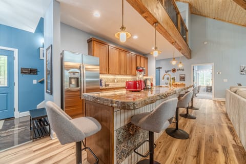 Fully Stocked Kitchen for Food Prep and Family Dinners