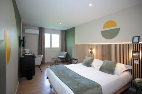 xxxStandard Roomxxx | Minibar, in-room safe, desk, iron/ironing board