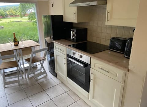 Cottage | Private kitchen | Fridge, microwave, oven, stovetop