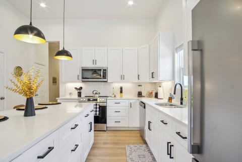 Apartment (3 Bedrooms) | Private kitchen | Microwave, oven, stovetop, dishwasher