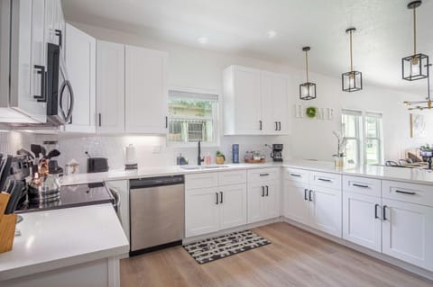House (4 Bedrooms) | Private kitchen | Microwave, oven, stovetop, dishwasher