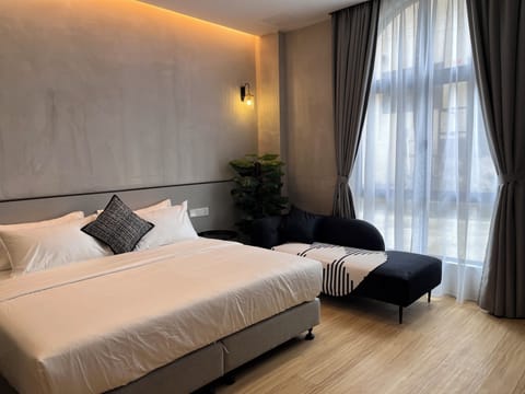 Grand Suite | Desk, laptop workspace, blackout drapes, iron/ironing board