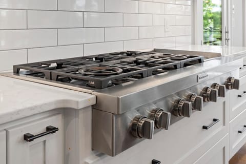 KITCHEN stovetop- 6 gas burners plus griddle