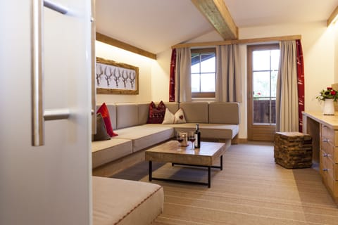 Studio, 2 Bedrooms | Hypo-allergenic bedding, in-room safe, desk, free cribs/infant beds