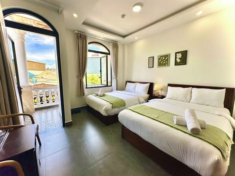 Family Double Room | Minibar, soundproofing, free WiFi, bed sheets