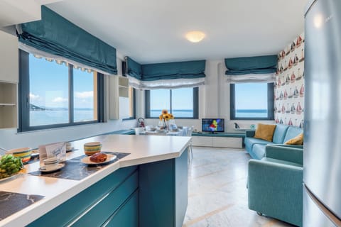 Family Apartment, Multiple Bedrooms, 2 Bathrooms, Sea Facing (LAI - Front Beach Magic Sea - Sea) | Dining