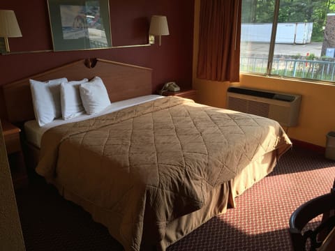 Room, 1 King Bed | Desk, free WiFi