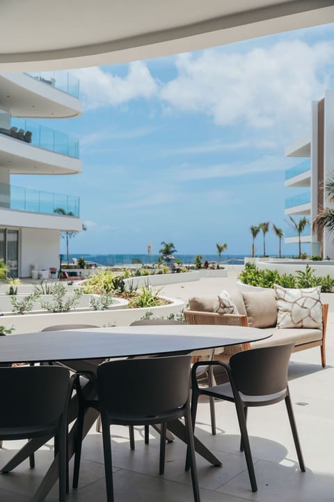 Lunch with a view? Yes, please! This outdoor dining area is absolutely dreamy.