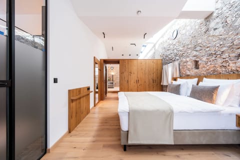 Loft | In-room safe, desk, laptop workspace, blackout drapes