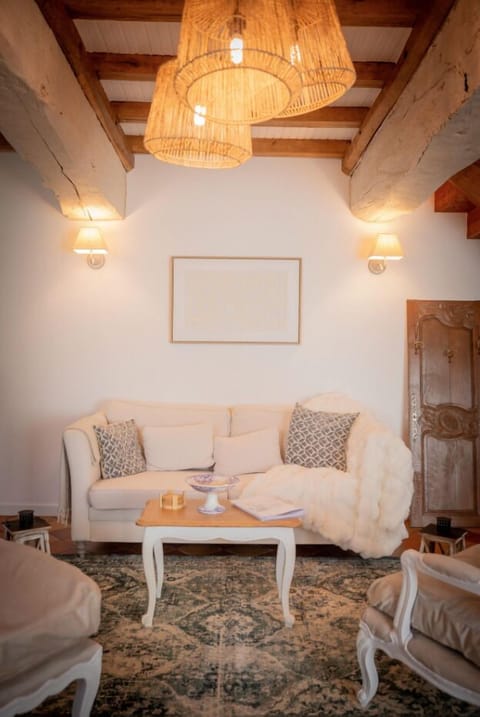 Classic Apartment, Garden View | Living area