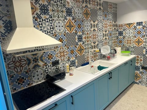 Full-size fridge, microwave, stovetop, electric kettle