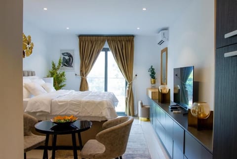 Deluxe Studio, 1 Queen Bed, City View | Iron/ironing board, WiFi (free)