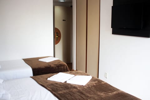 Triple Room | Laptop workspace, free WiFi