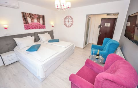 Superb Studio - The room can be arranged with one king size bed. 