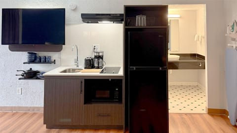 Full-size fridge, microwave, stovetop, coffee/tea maker
