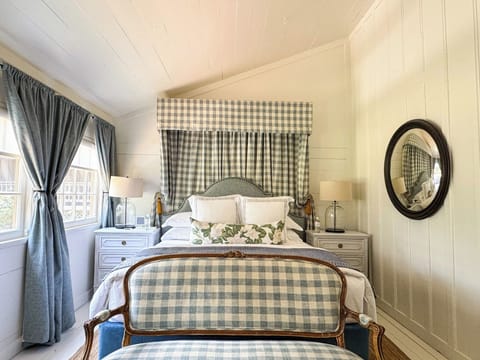 Classic Room, 1 King Bed, Non Smoking | Frette Italian sheets, premium bedding, pillowtop beds, minibar