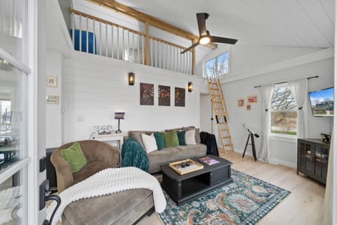 Cozy living room with WIFI smart T.V. (no cable)