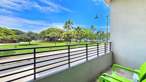 Private Lanai East facing 
Diamondhead Crater & 
Pacific Ocean & Waikiki Beach