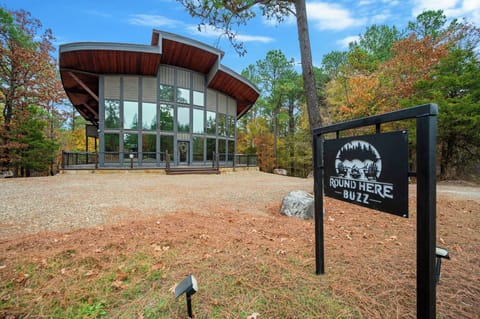 Plenty of space at Round Here Buzz 🌲 Pull right up and park close with room to spare. Head to the side or backyard and kick back with cornhole and evenings around the fire pit. Relax, spread out, and enjoy every moment of your Hochatown getaway 🔥✨ 