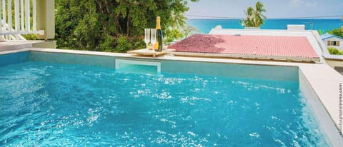 Vue sur la mer depuis la piscine