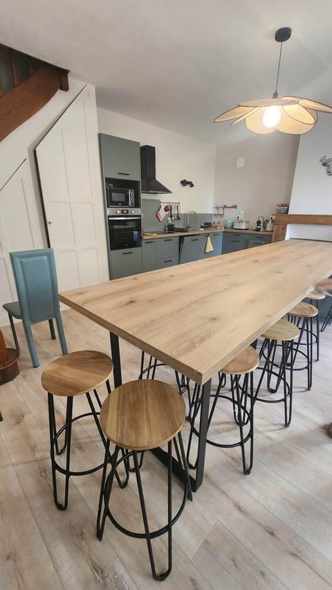 Table pouvant accueillir 14 personnes