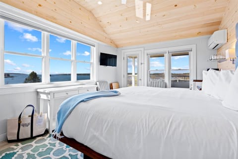 Windward Premium Harbor View King | Premium bedding, Tempur-Pedic beds, minibar, iron/ironing board