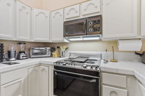 Fully Equipped Kitchen / Oven