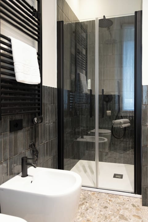 Superior Double Room | Bathroom | Shower, free toiletries, hair dryer, towels