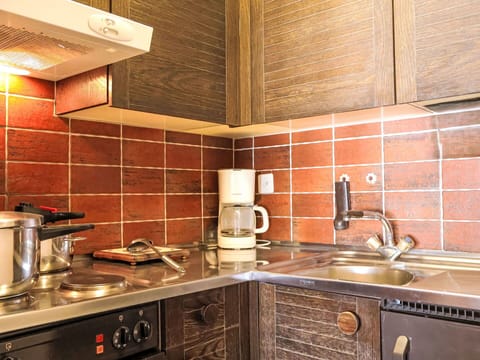 Kitchen, Countertop, Kitchen Appliance, Major Appliance, Kitchen Sink, Cabinetry, Plumbing Fixture, Flooring, Tap, Sink