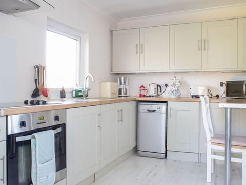 Kitchen Appliance, Kitchen, Furniture, Countertop, Interior Design, Flooring, Major Appliance, Cabinetry, Wood, Floor