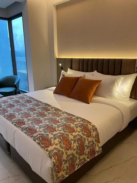 Classic Double Room, City View | Bathroom | Shower, free toiletries, slippers, towels