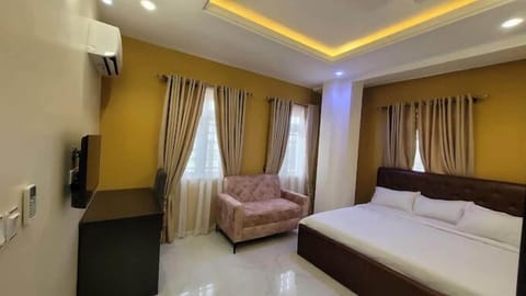 Signature Room, Non Smoking, Courtyard View | Desk, laptop workspace