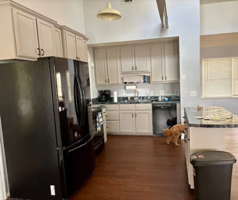 Stocked Kitchen and staples provided (spices, foil, cleaning supplies, etx.)