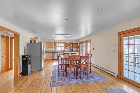 Cabin, 4 Bedrooms | Dining