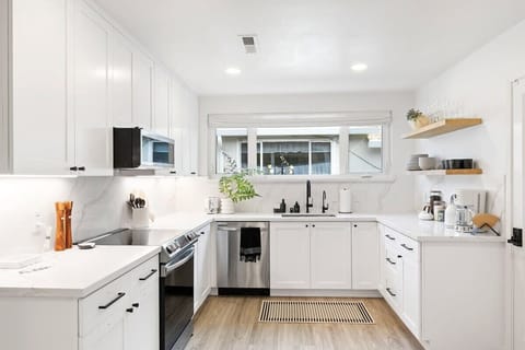 House (3 Bedrooms) | Private kitchen | Microwave, oven, coffee/tea maker, cookware/dishes/utensils