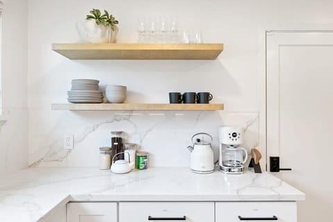 House (3 Bedrooms) | Private kitchen | Microwave, oven, coffee/tea maker, cookware/dishes/utensils