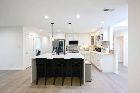 House (3 Bedrooms) | Private kitchen | Microwave, oven, coffee/tea maker, dining tables