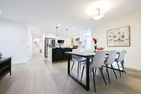 House (3 Bedrooms) | In-room dining