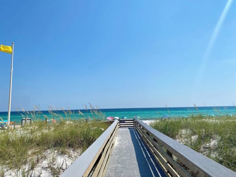 Boardwalk to the beach ! 
