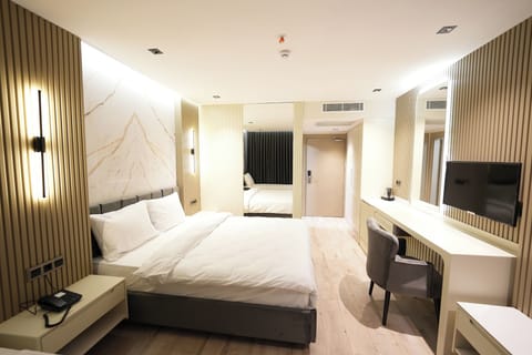 In-room safe, soundproofing, bed sheets