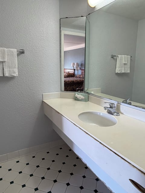 Combined shower/tub, free toiletries, hair dryer, towels