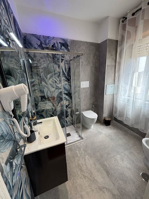 Double Room, Private Bathroom | Bathroom | Shower, free toiletries, hair dryer, towels