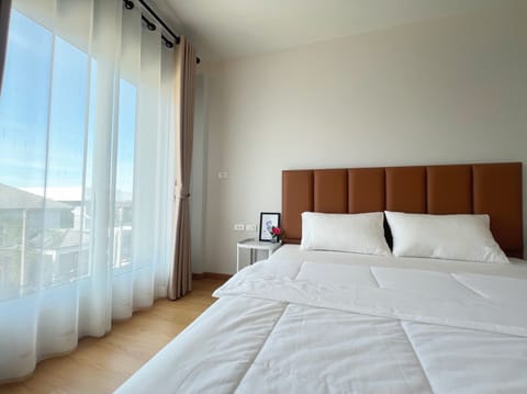 City Townhome, 3 Bedrooms, Private Bathroom | 3 bedrooms, desk, blackout drapes, iron/ironing board