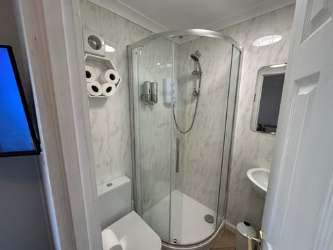 Standard Double Room | Bathroom | Shower, free toiletries, hair dryer, towels
