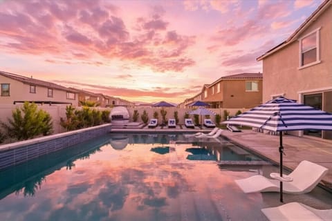 Sunset swims and cotton candy skies. Your Coachella Valley oasis awaits.